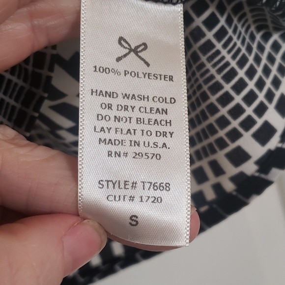 Anthropologie EVERLY Sleeveless Top Silky Black White Geometric - Picture 9 of 9